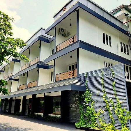 Emperor-Hotel Rachana Continental Pvt Ltd Kizhake Chālakudi Exteriör bild