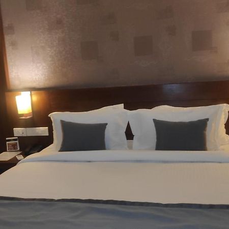 Emperor-Hotel Rachana Continental Pvt Ltd Kizhake Chālakudi Exteriör bild
