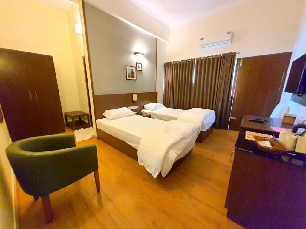 Emperor-Hotel Rachana Continental Pvt Ltd Kizhake Chālakudi Exteriör bild