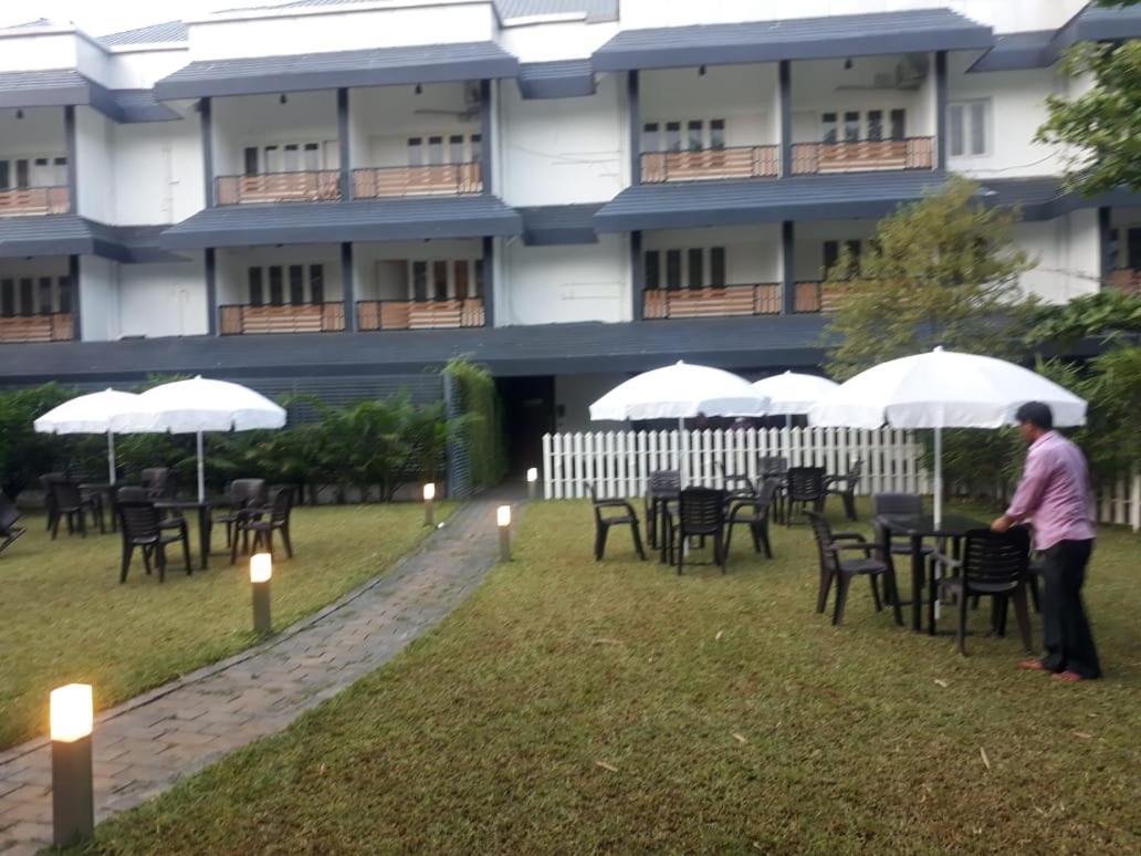 Emperor-Hotel Rachana Continental Pvt Ltd Kizhake Chālakudi Exteriör bild
