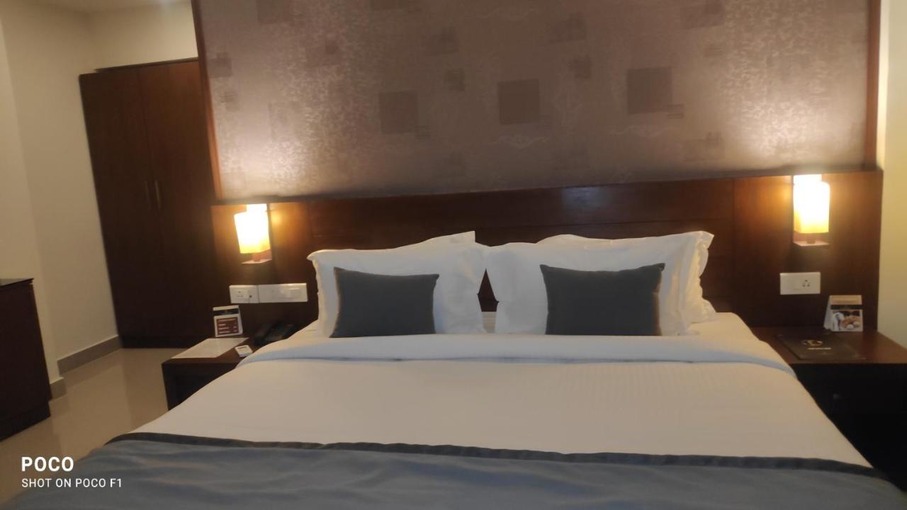 Emperor-Hotel Rachana Continental Pvt Ltd Kizhake Chālakudi Exteriör bild