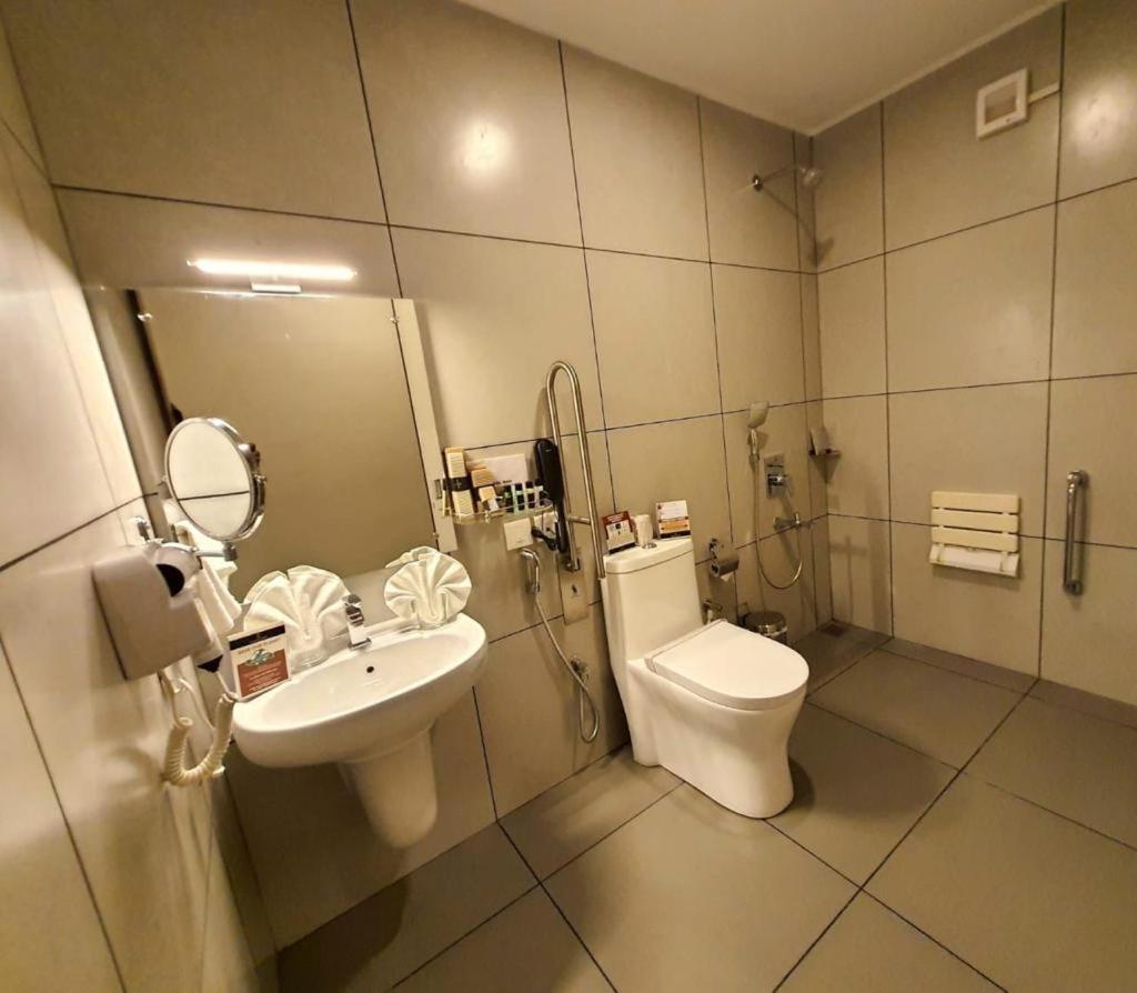 Emperor-Hotel Rachana Continental Pvt Ltd Kizhake Chālakudi Exteriör bild