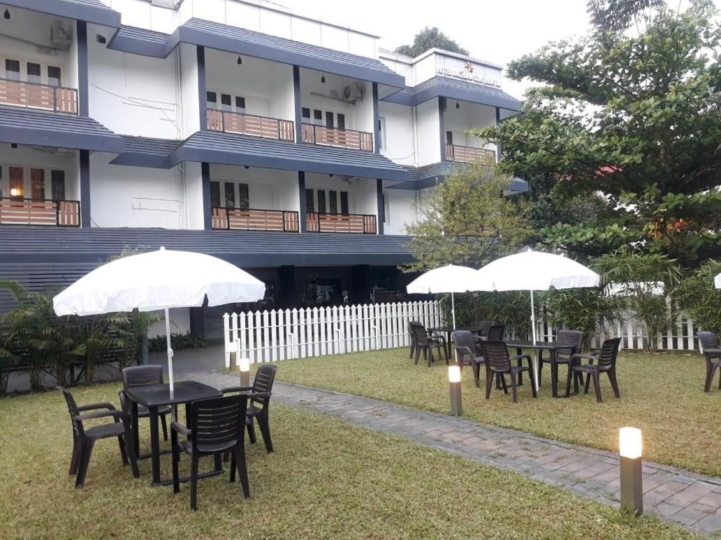 Emperor-Hotel Rachana Continental Pvt Ltd Kizhake Chālakudi Exteriör bild