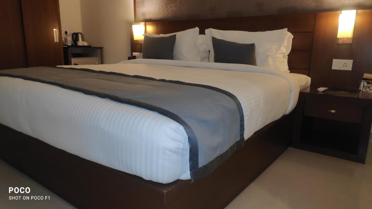 Emperor-Hotel Rachana Continental Pvt Ltd Kizhake Chālakudi Exteriör bild
