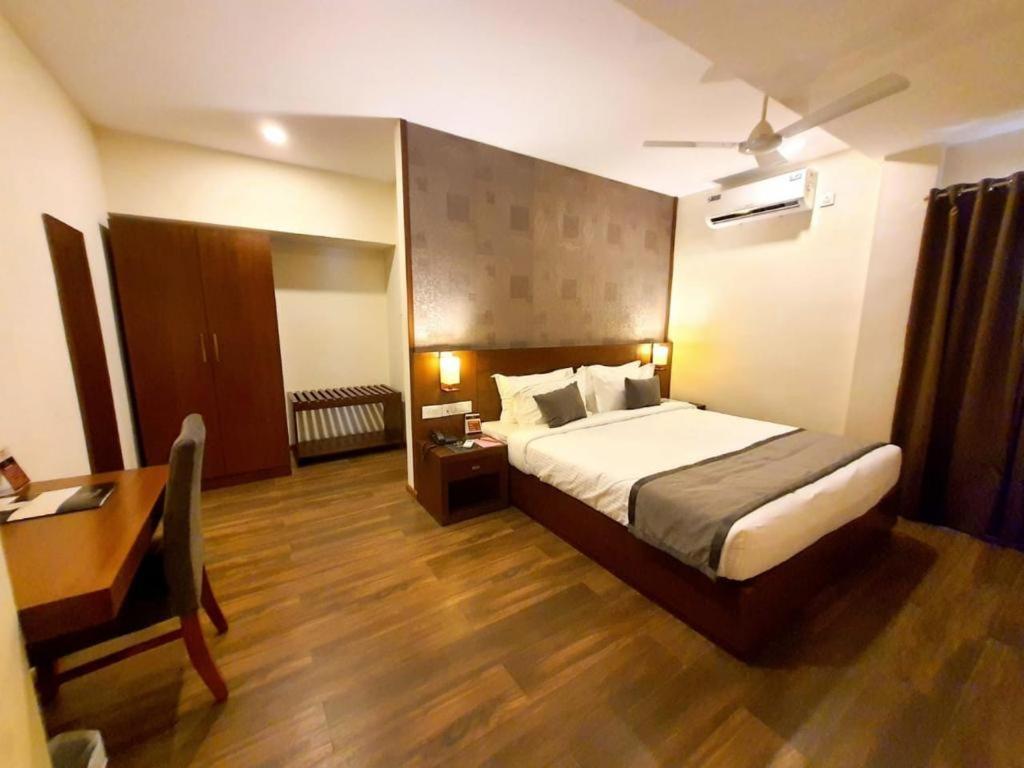 Emperor-Hotel Rachana Continental Pvt Ltd Kizhake Chālakudi Exteriör bild