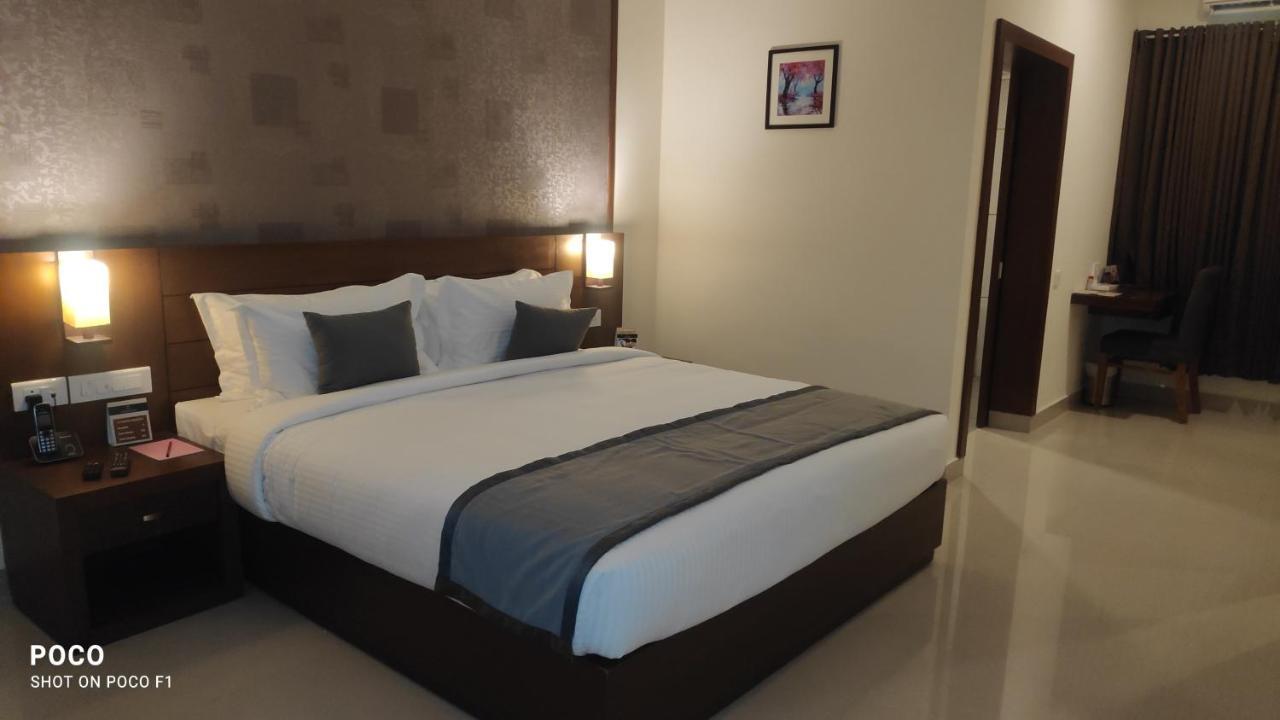 Emperor-Hotel Rachana Continental Pvt Ltd Kizhake Chālakudi Exteriör bild