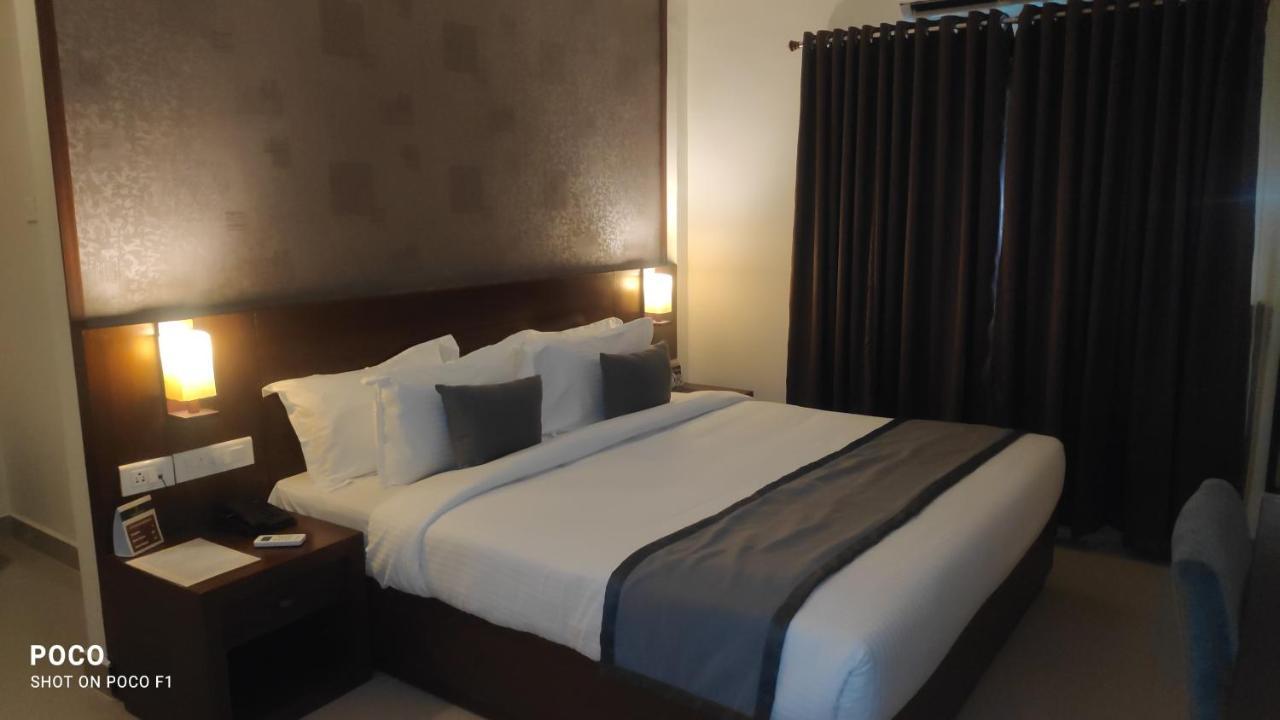 Emperor-Hotel Rachana Continental Pvt Ltd Kizhake Chālakudi Exteriör bild
